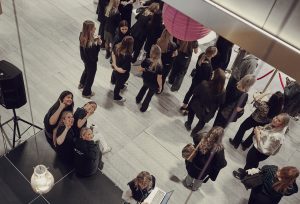 Samling av elever och lärare i en galleria